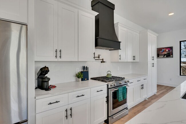 Building Photo - 554 Rosedale Ave