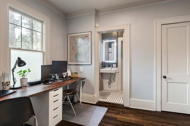 Building Photo - Beautiful 2bd/2ba Bungelow in Kirkwood wit...