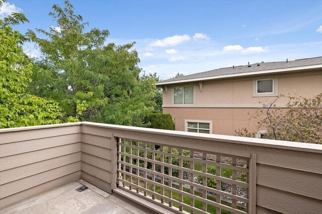 Building Photo - 423 Columbia Point Dr