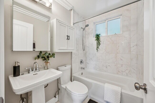 Building Photo - Beautiful 3 Bedroom 2 Bathroom Single Fami...