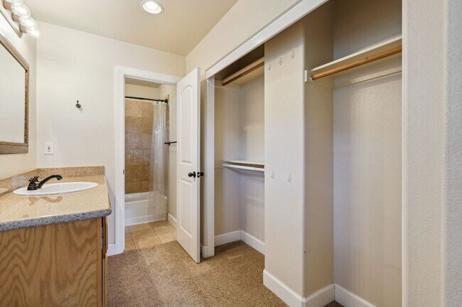 Building Photo - Gorgeous 3bed/2.5bath home near Curtis Park