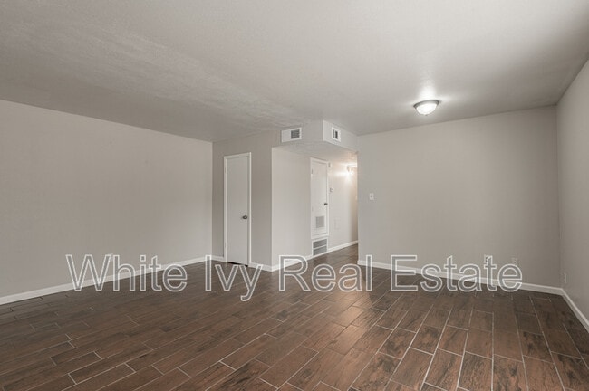 Building Photo - 818 University Ave