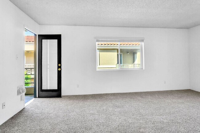 Building Photo - Beautiful one bedroom/one bath in the Verano community at UTC! Close to so much!