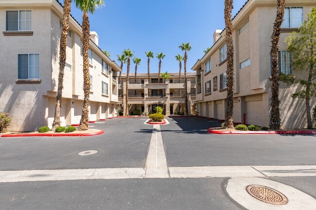 Building Photo - Beautiful 2nd floor condo