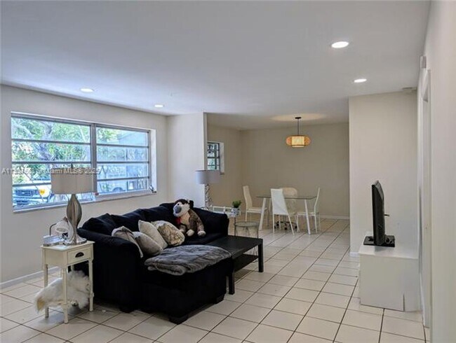 Building Photo - 856 Benevento Ave