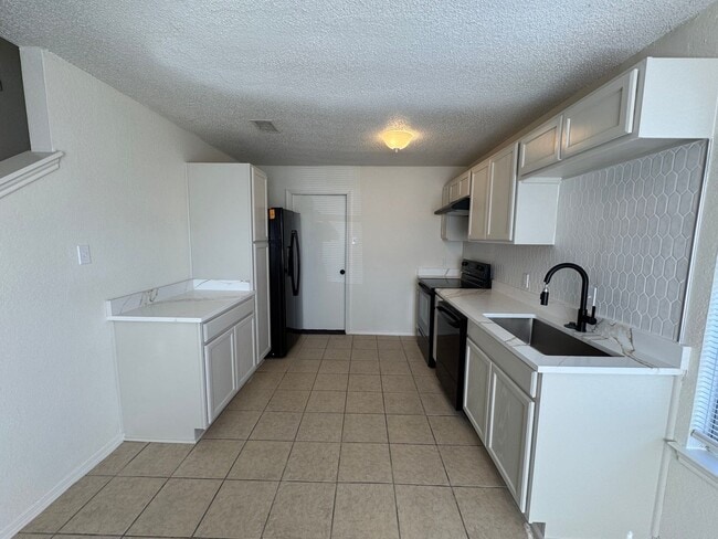 Building Photo - 2305 Lazy Ridge Dr