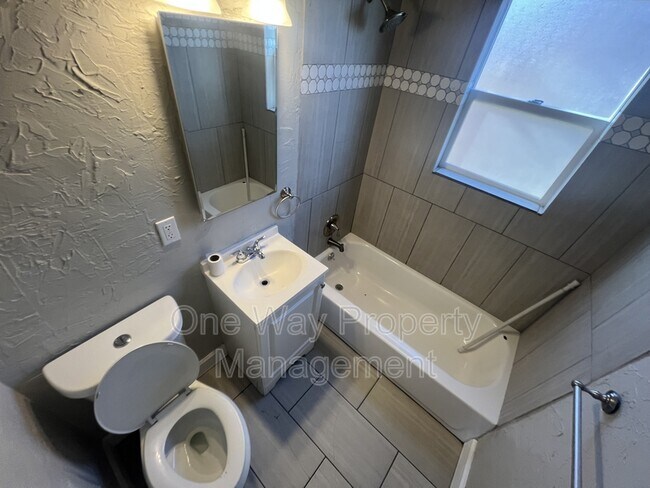 Building Photo - 1105 7th St