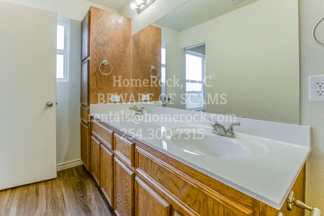 Building Photo - 3101 Ochiltree Dr