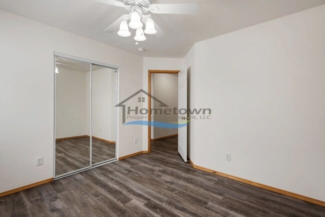 Building Photo - Lovely 3 Bedroom 2 Bath Home w/ 2 Car Gara...