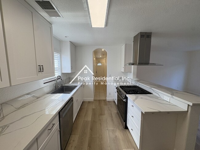 Building Photo - Great 4 Bd/2.5Ba Duplex with 1 Car Garage!