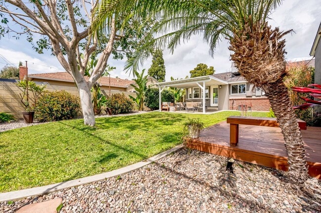 Building Photo - South of Conant 3 Bedroom, 1 Bath Home on over 5000 Square Feet, an entertainers dream!