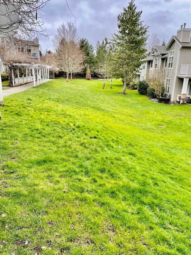 Building Photo - 2 Bed / 1 bath townhome at Summerhill Village in Issaquah $2,895/mo