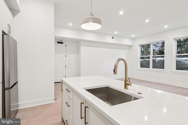 Building Photo - 30 W Allens Ln