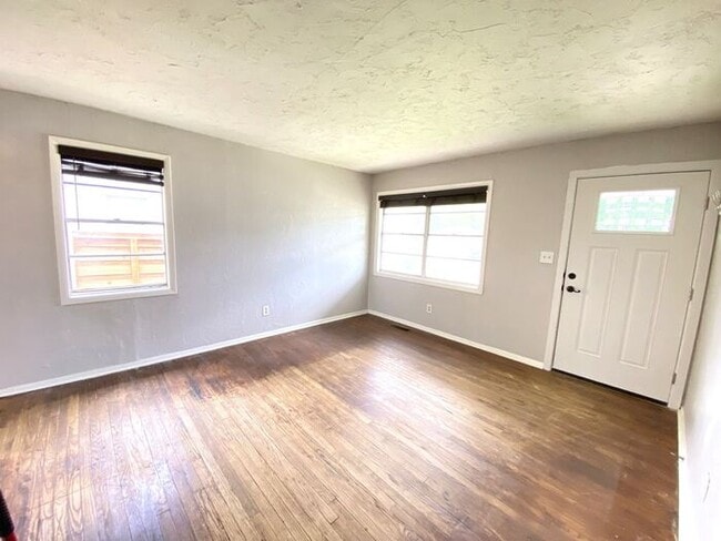Building Photo - 3 Bed 1 Bath in the West Lawn Park Additio...