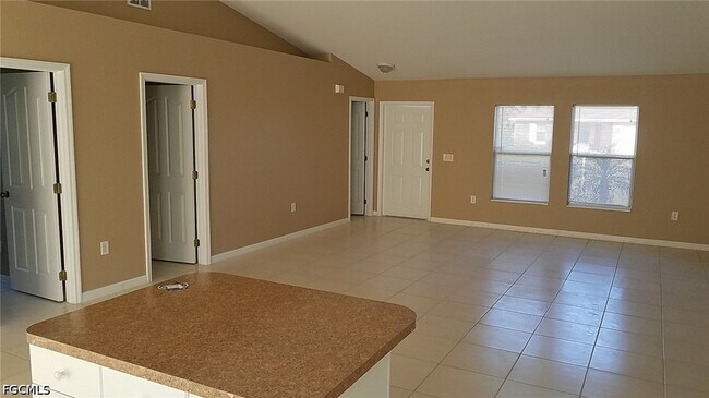 Building Photo - 932 Dobbins St E