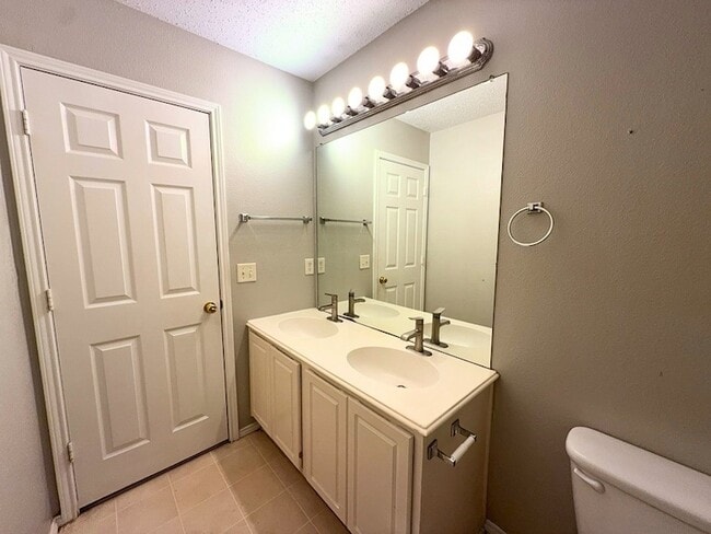 Building Photo - 2805 Crater Lake Ln