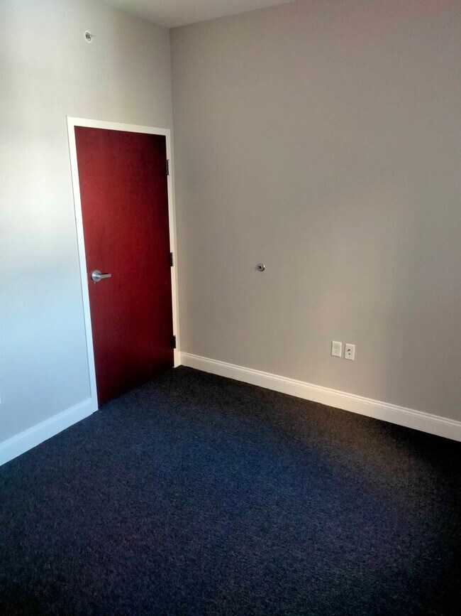 Building Photo - 210 Farmington Ave