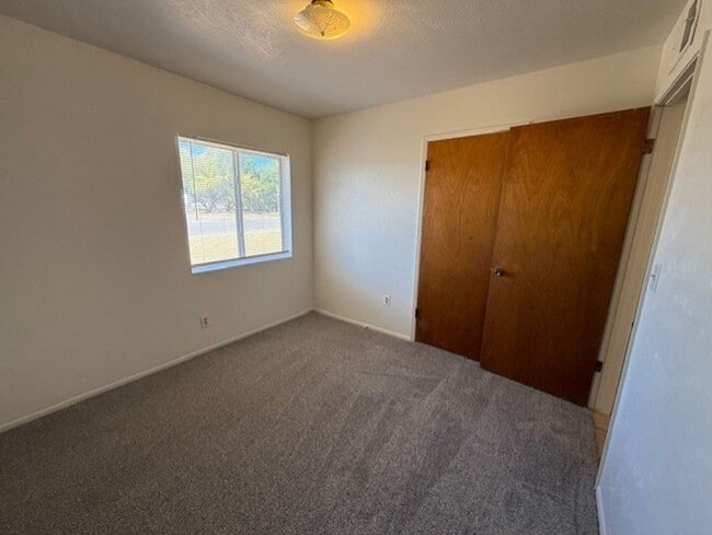 Building Photo - 3 Bed 1 1/2 Bath Home with Fireplace Conta...