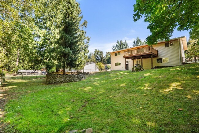Building Photo - 3 Bed 2 Bath Fully Fenced Split Level Lake...