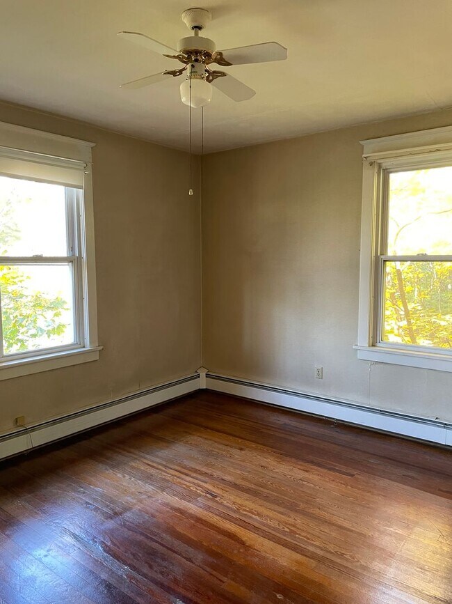 Building Photo - 107 E Main St