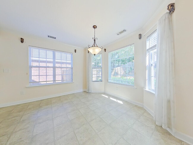Building Photo - 615 Ventana Dr