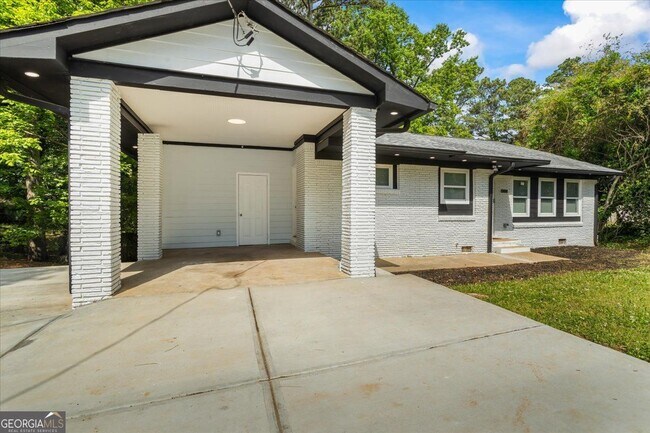 Building Photo - 2223 Columbia Dr