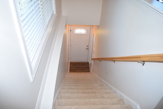 Building Photo - Lake Front 1 Bedroom Apartment - Large Garage & Boat Parking