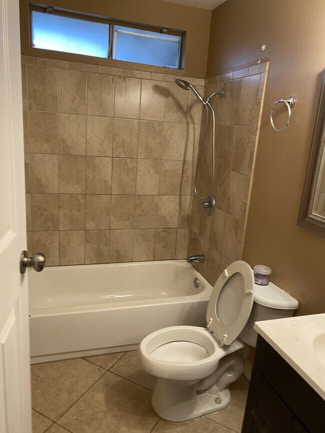 Building Photo - 16510 Lakeshore Dr