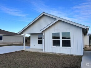 Building Photo - Charming Country Living with Modern Comforts!