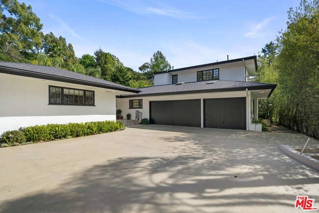 Building Photo - 9023 Alto Cedro Dr