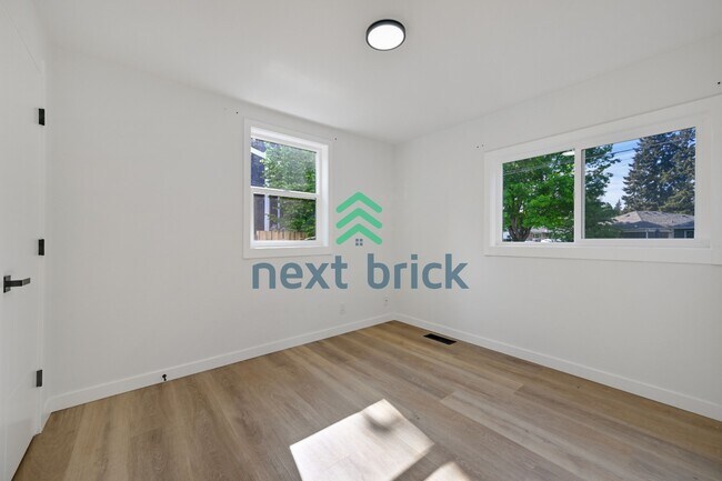 Building Photo - 215 S 107th St