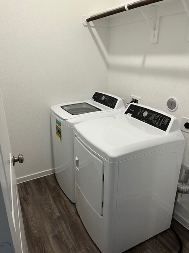 Building Photo - Charming 4BR Brand New House in League City