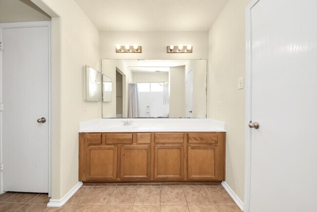 Building Photo - 14423 Hillard Green Ln