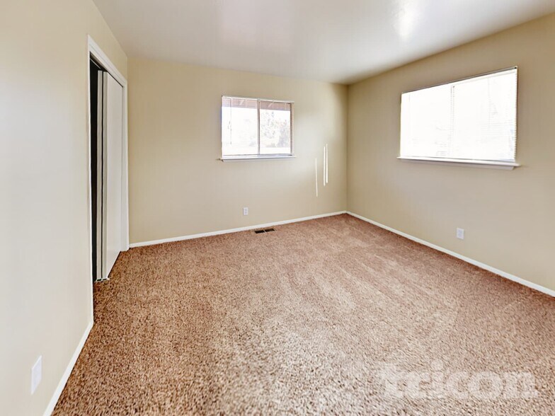 Building Photo - 1355 Royal Dr