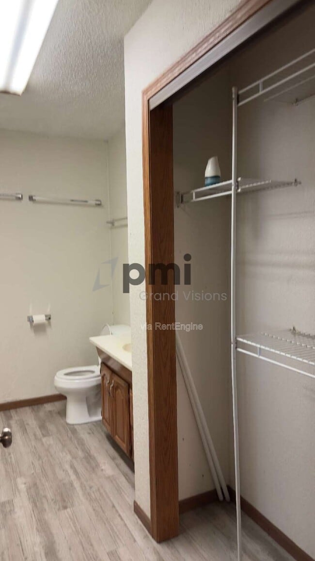 Building Photo - 1103 6th St