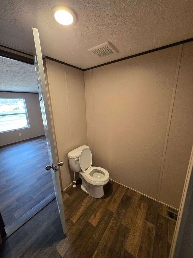 Building Photo - For Rent: Beautiful 3 Bedroom, 2 Bathroom Home