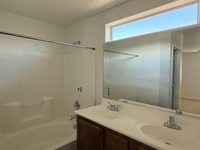 Building Photo - 3 BEDROOMS HOME WITH 2.5 BATHROOMS