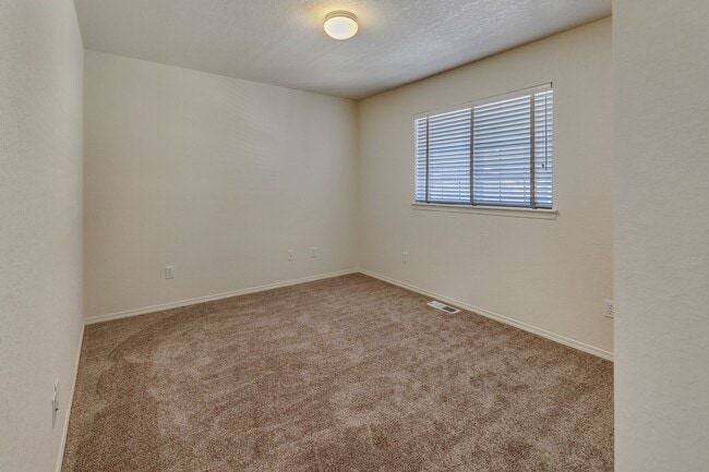 Building Photo - Must see! Spacious 3bd 2bath Ready for Imm...
