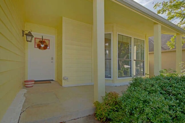 Building Photo - Great little modern and super clean home i...