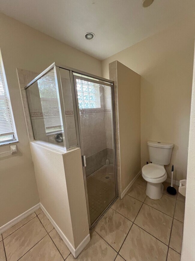 Building Photo - $1,650 ** 3 Bed / 2 Bath * Single Family Home