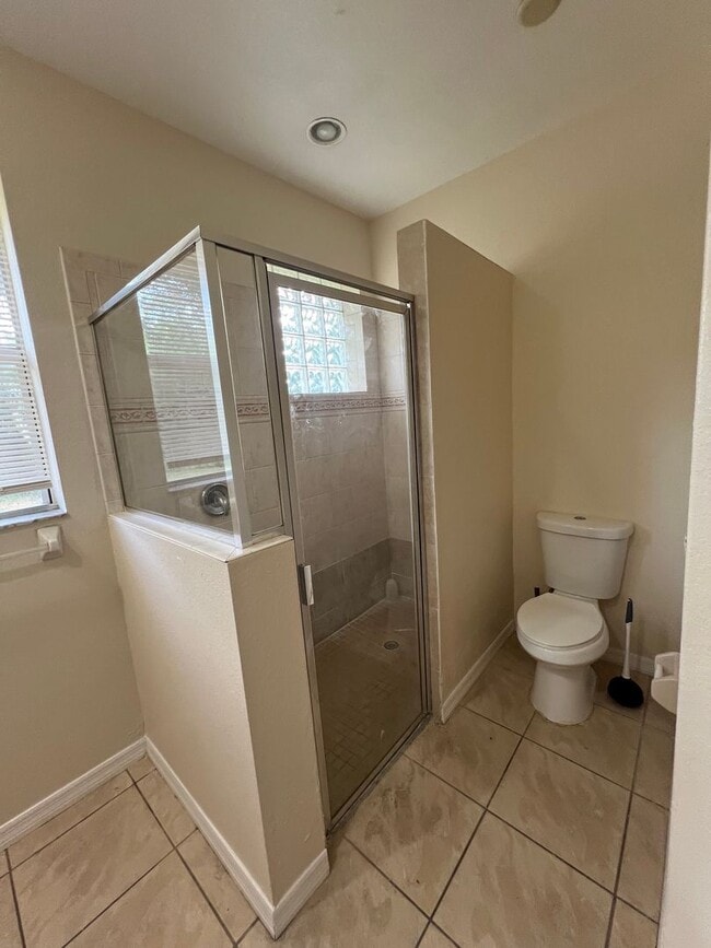 Building Photo - $1,695 ** 3 Bed / 2 Bath * Single Family Home