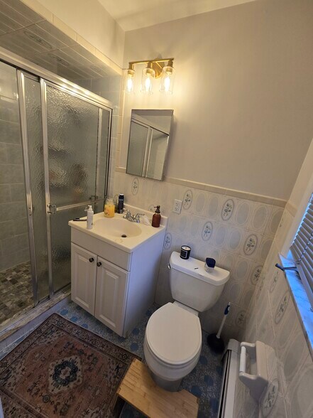 Ensuite Bathroom - 401 2nd St