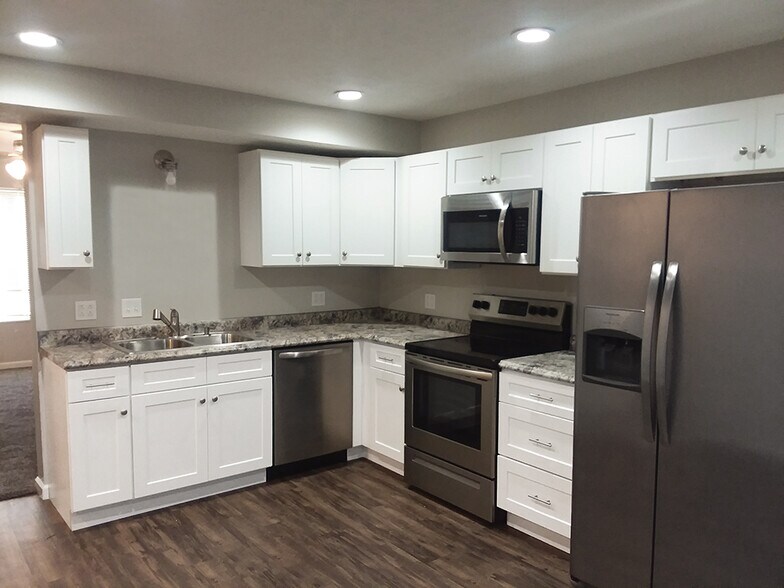 Kitchen - 532 N Arlington St