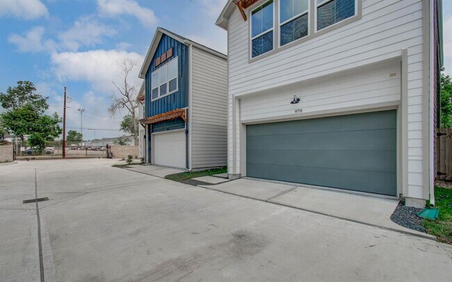 Building Photo - 970 Highland Sound Ln