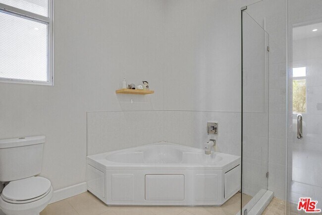 Building Photo - 118 S Kenwood St