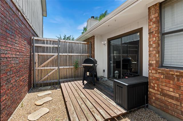 Building Photo - 2219 Greenview Dr