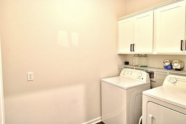 Building Photo - 147 Enclave Wy