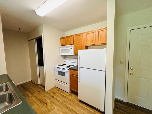 Building Photo - * RE-RENTAL AVAILABLE 3/31/26 * 1 Bedroom, 1 Bath Apartment