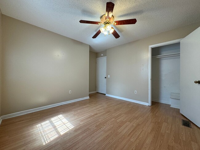 Building Photo - 1620 Hickory Pl