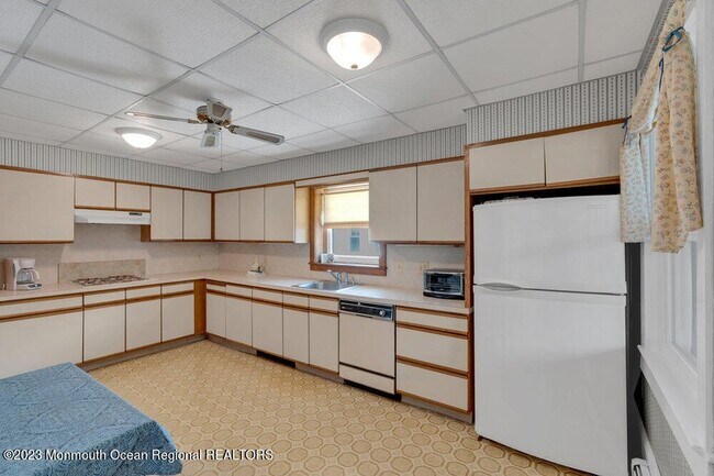 Building Photo - 683 Main Ave